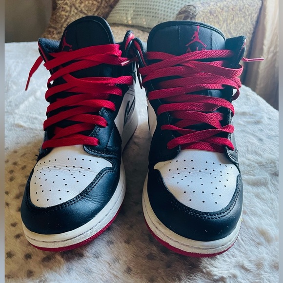 Air Jordan 1 Mid Gym Red Black Toe (GS) DQ8423-106 Size 6.5 Y - Picture 2 of 7
